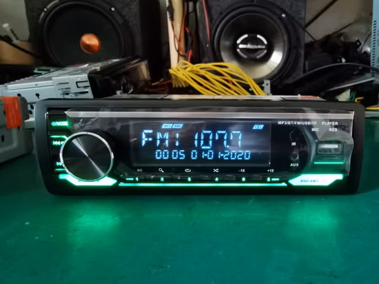 Nuovo modello di lettore MP3 audio stereo per auto multicolori con Bluetooth, Aux, USB, FM